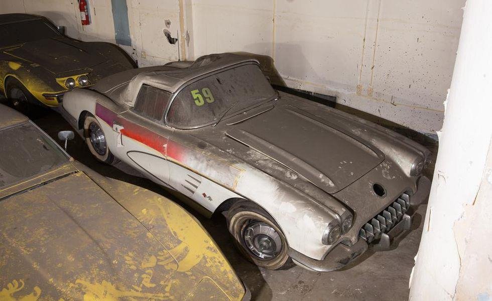 bo-suu-tap-chevrolet-corvette-phu-bui-25-nam-duoc-ban-dau-gia