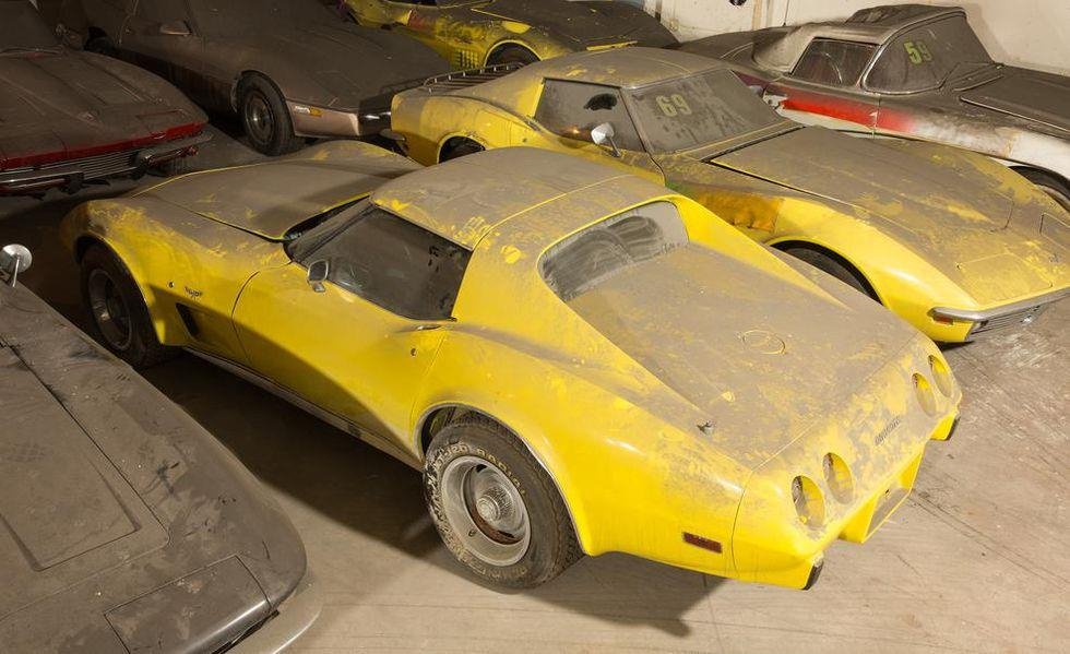 bo-suu-tap-chevrolet-corvette-phu-bui-25-nam-duoc-ban-dau-gia