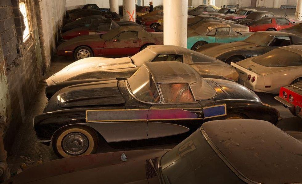 bo-suu-tap-chevrolet-corvette-phu-bui-25-nam-duoc-ban-dau-gia
