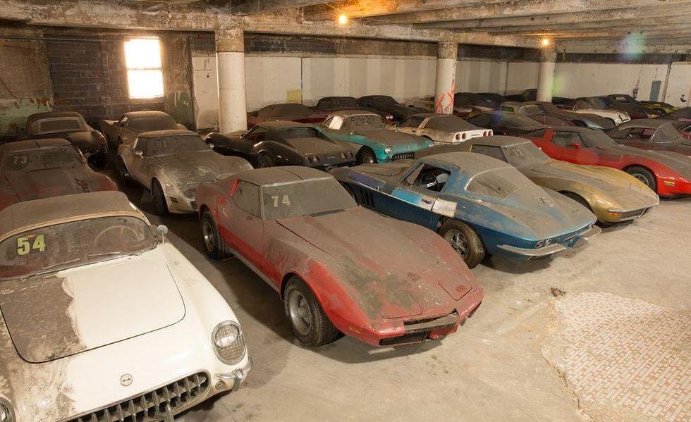 bo-suu-tap-chevrolet-corvette-phu-bui-25-nam-duoc-ban-dau-gia