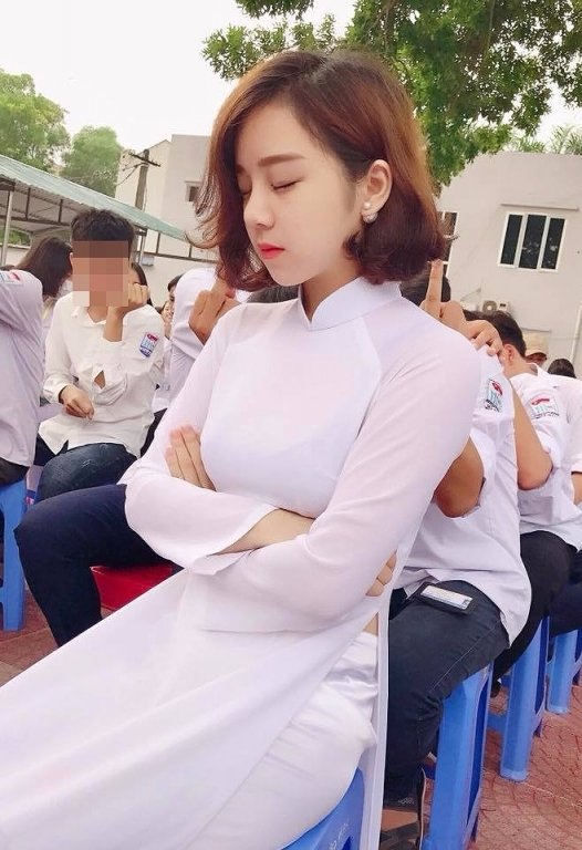Được biết, Nguyễn Thủy Tiên sinh năm 2000 (hiện nay lấy nghệ danh là Nhã Tiên). Cô được nhiều người biết đến sau khi bức ảnh cô ngủ gật giữa sân trường lan truyền trên mạng xã hội và từ đó được đặt biệt danh 