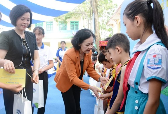 vinamilk-va-quy-sua-vuon-cao-viet-nam-trao-tang-70000-ly-sua-cho-tre-em-tinh-thai-nguyen