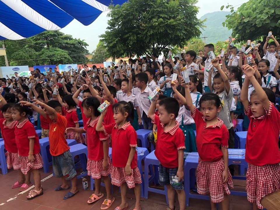 vinamilk-va-quy-sua-vuon-cao-viet-nam-trao-tang-70000-ly-sua-cho-tre-em-tinh-thai-nguyen