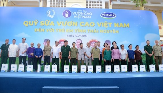 vinamilk-va-quy-sua-vuon-cao-viet-nam-trao-tang-70000-ly-sua-cho-tre-em-tinh-thai-nguyen