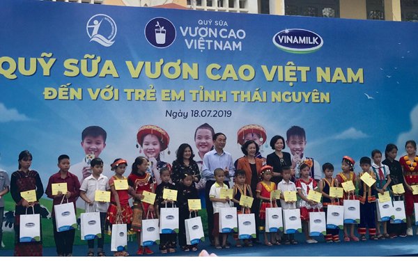 vinamilk-va-quy-sua-vuon-cao-viet-nam-trao-tang-70000-ly-sua-cho-tre-em-tinh-thai-nguyen