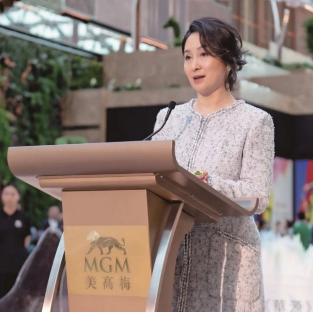 Ái nữ quyền lực nhất nhà trùm casino Macau: Phớt lờ gia sản kế nghiệp khổng lồ, hạnh phúc bên người tình đồng tính - Ảnh 2. Ái nữ quyền lực nhất nhà trùm casino Macau: Phớt lờ gia sản kế nghiệp khổng lồ, hạnh phúc bên người tình đồng tính - Ảnh 2.
