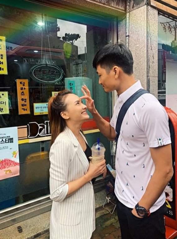 Bảo Thanh đăng ảnh tình tứ với chồng trong chuyến du lịch Hàn Quốc.