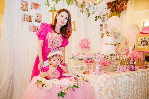 Thanh Thảo mặc đồ ton sur ton với con gái trong tiệc thôi nôi tại Mỹ.