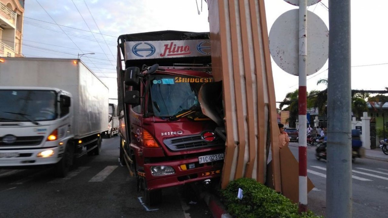 Hiện trường vụ xe tải tông sập cổng chào thành phố Mỹ Tho. (Ảnh: Dân Trí).