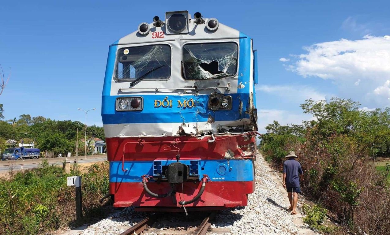 Đầu tàu SE2 bị hư hỏng nặng sau vụ tai nạn. (Ảnh: Dân Trí).