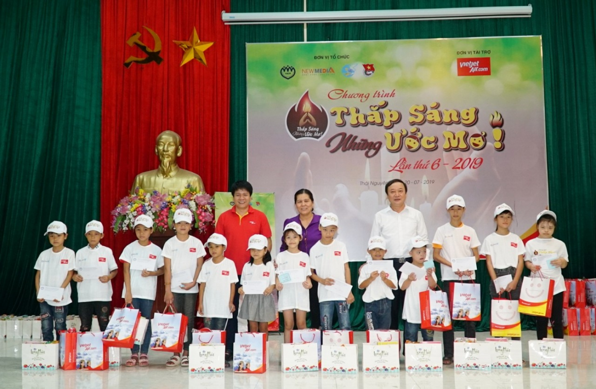 vietjet-dong-hanh-thap-sang-nhung-uoc-mo-cho-hang-ngan-em-nho-cac-tinh-phia-bac