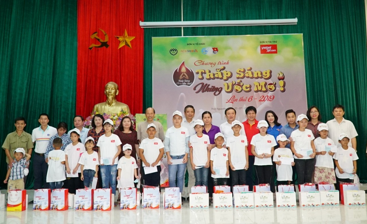 vietjet-dong-hanh-thap-sang-nhung-uoc-mo-cho-hang-ngan-em-nho-cac-tinh-phia-bac