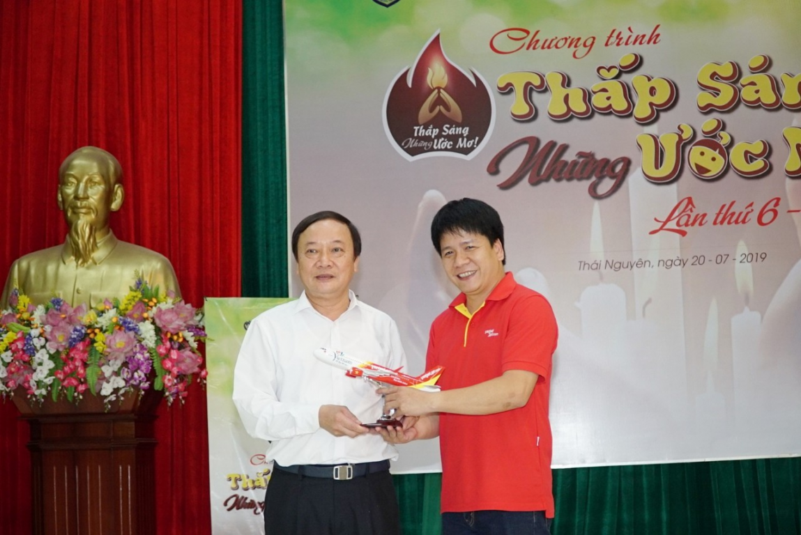 vietjet-dong-hanh-thap-sang-nhung-uoc-mo-cho-hang-ngan-em-nho-cac-tinh-phia-bac