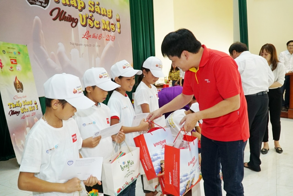 vietjet-dong-hanh-thap-sang-nhung-uoc-mo-cho-hang-ngan-em-nho-cac-tinh-phia-bac