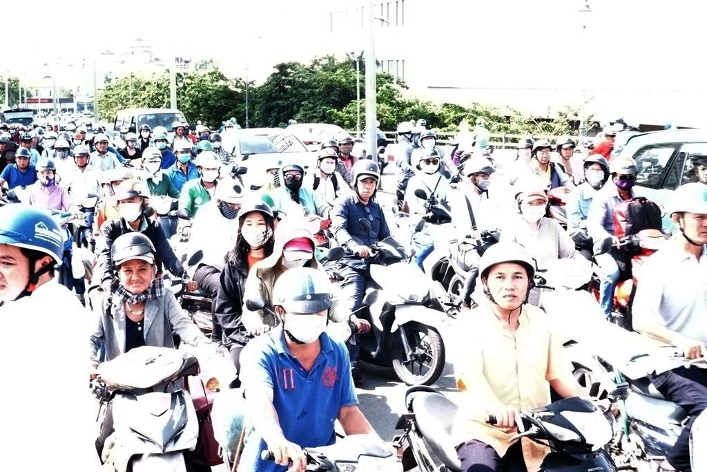 tp-hcm-ket-xe-nghiem-trong-vi-nguoi-dan-dung-tren-cau-hong-vot-thi-the