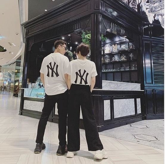 Bảo Anh và Isaac diện đồ đôi check-in tại Thái Lan. 