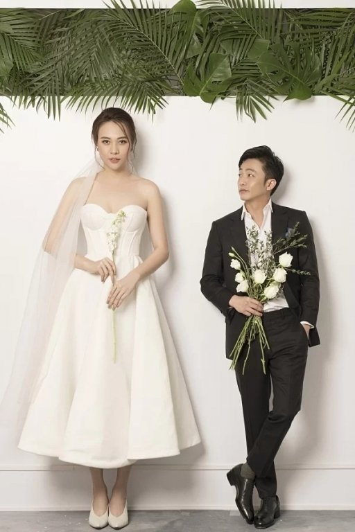 Trước khi tổ chức hôn lễ, Đàm Thu Trang và Cường Đô la đã làm đám hỏi hồi đầu năm. Chân dài gốc Lạng Sơn được khen khéo chăm chồng vì doanh nhân phố núi ngày càng trẻ trung, phong độ hơn từ khi họ dọn về sống chung.