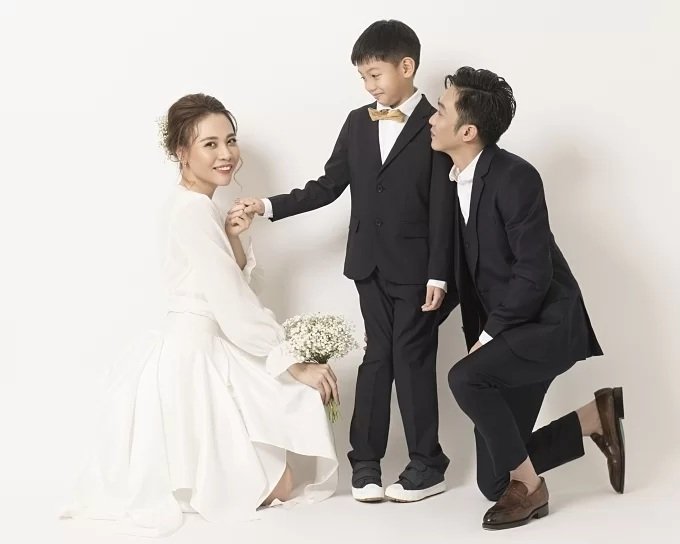 Cường Đô la vừa chia sẻ bộ ảnh cưới với Đàm Thu Trang gây chú ý. Bộ ảnh được thực hiện trong studio với phong cách tối giản, thanh lịch. Đặc biệt, trong nhiều bức hình cưới của đại gia sinh năm 1982 còn xuất hiện con trai - bé Subeo.