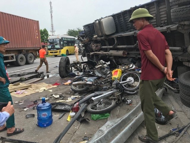toi-chi-biet-la-het-khi-thay-chiec-xe-tai-do-vao-dam-nguoi-dang-qua-duong