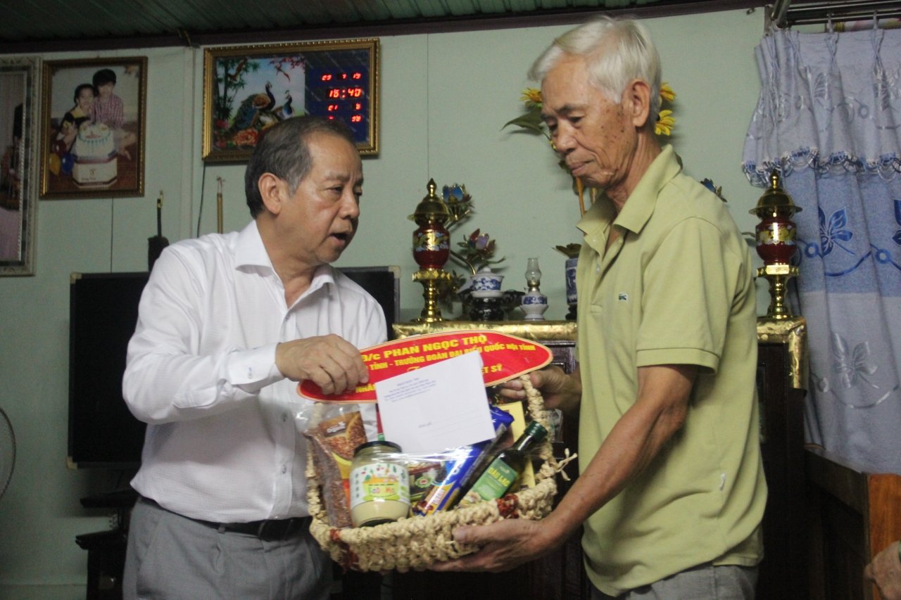 chu-tich-tinh-tham-cac-thuong-binh-gia-dinh-liet-sy-song-o-kinh-thanh-hue