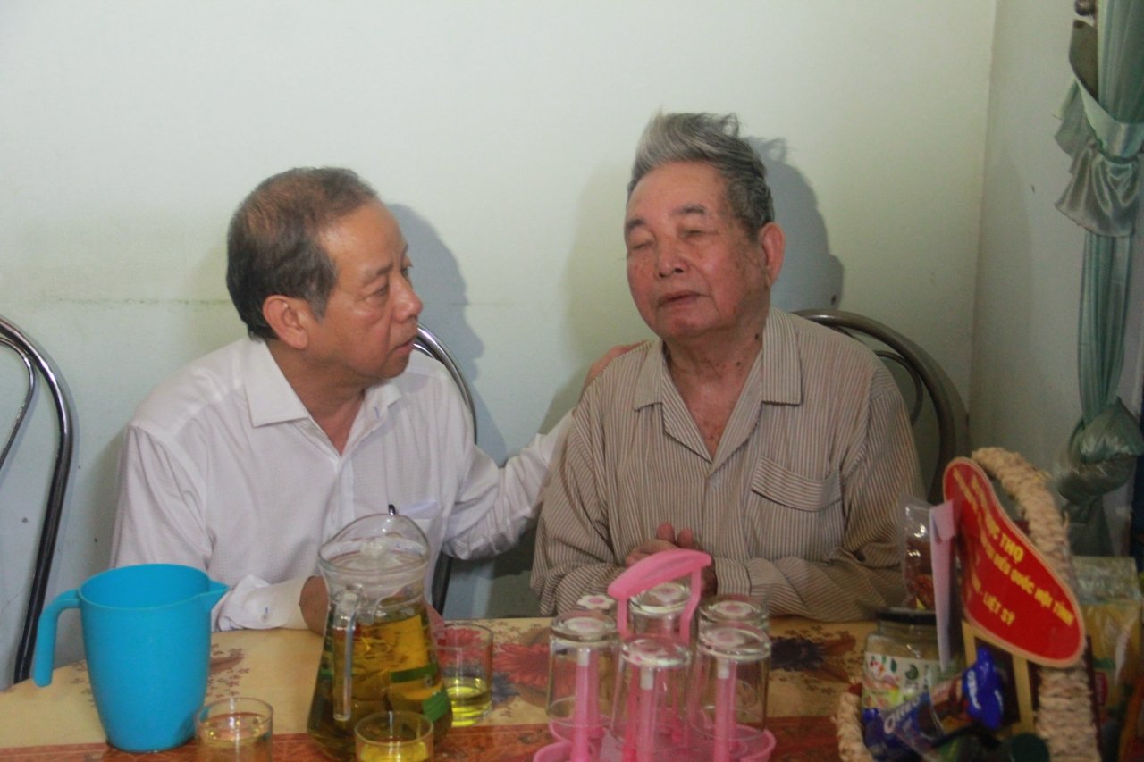 chu-tich-tinh-tham-cac-thuong-binh-gia-dinh-liet-sy-song-o-kinh-thanh-hue