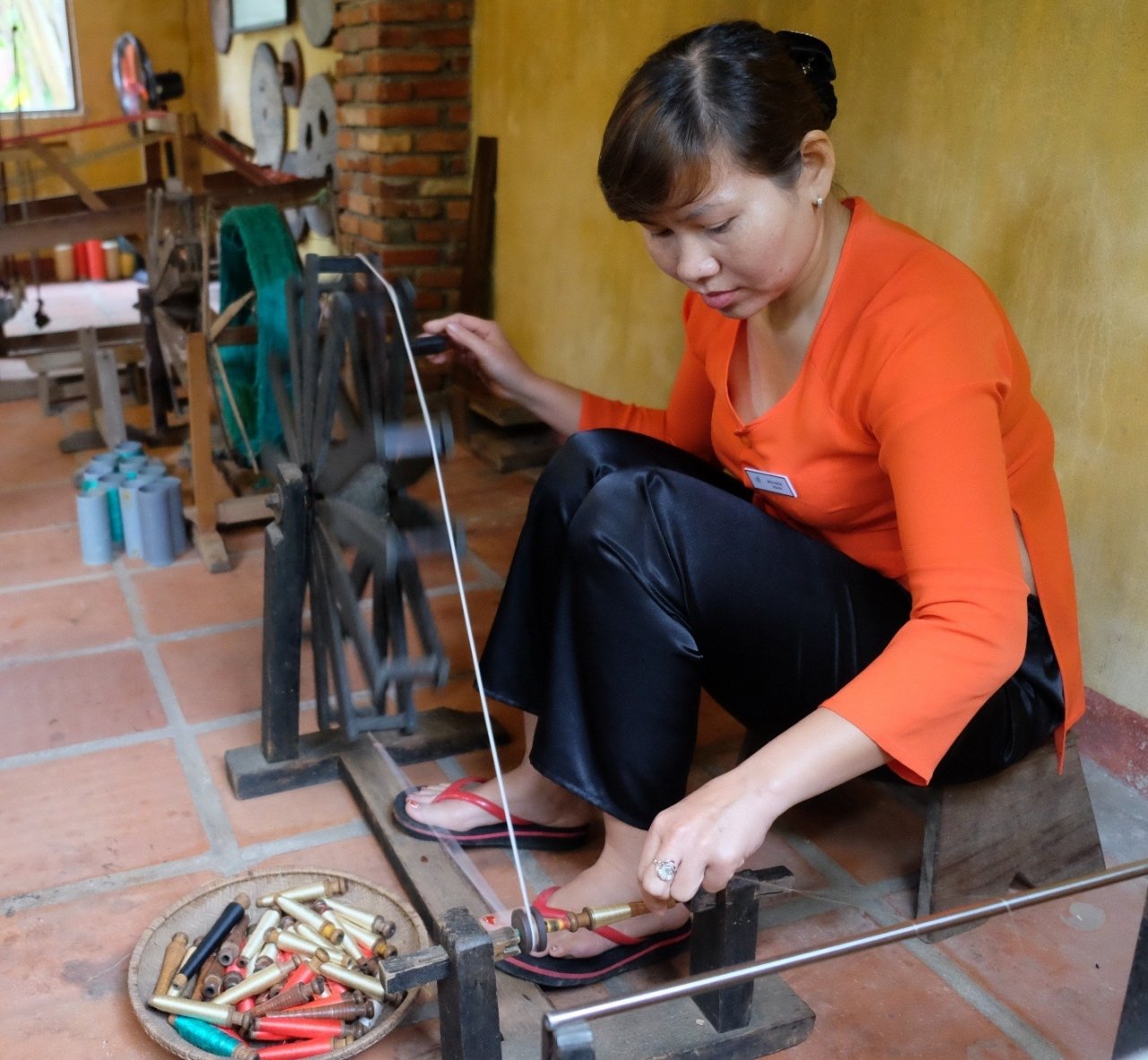 hang-chuc-nghe-nhan-nghe-uom-to-det-lua-quy-tu-tai-hoi-an