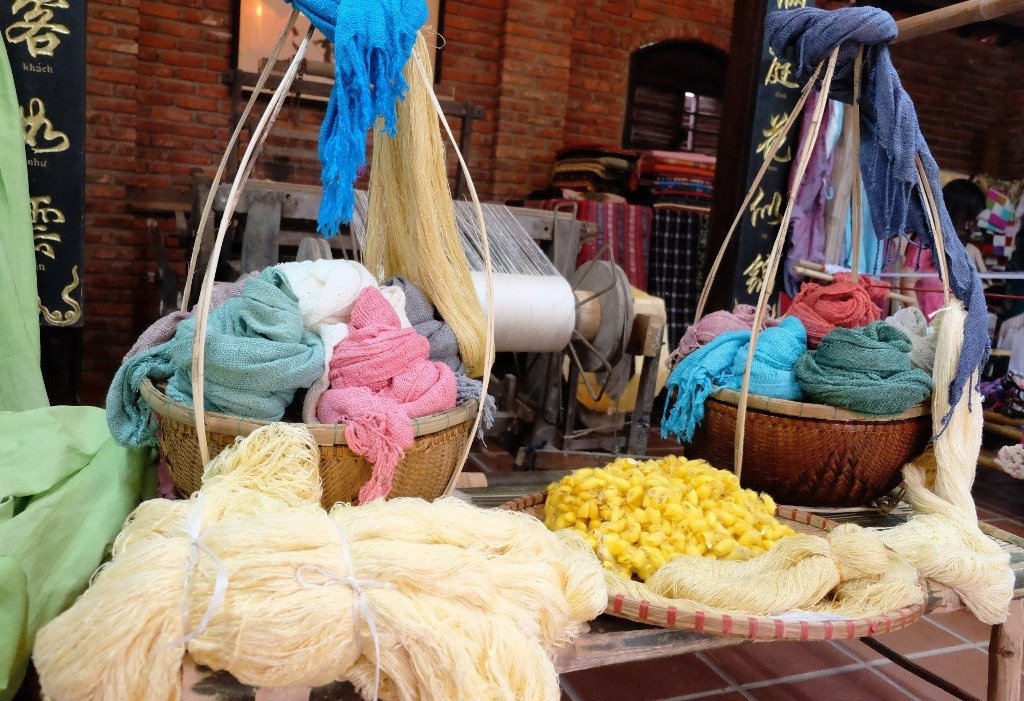 hang-chuc-nghe-nhan-nghe-uom-to-det-lua-quy-tu-tai-hoi-an