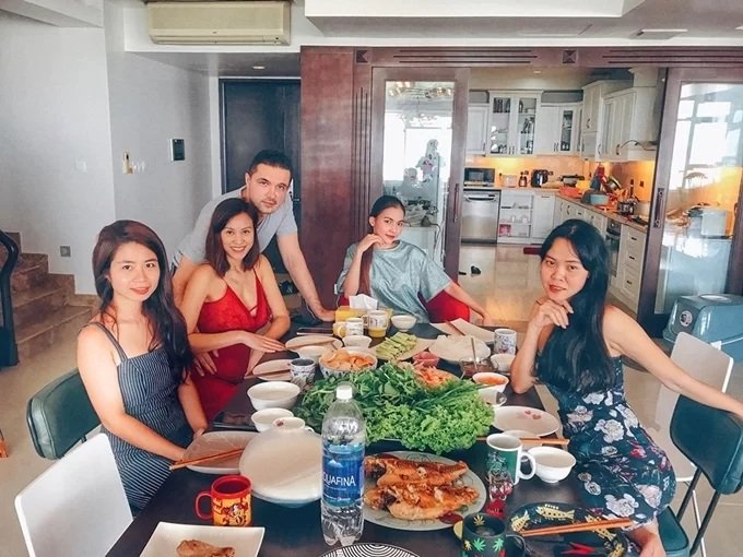 Vợ chồng Phương Mai làm tiệc tân gia mời bạn bè sau khi chuyển về căn hộ thuê có view hướng ra sông tại TP.HCM. 