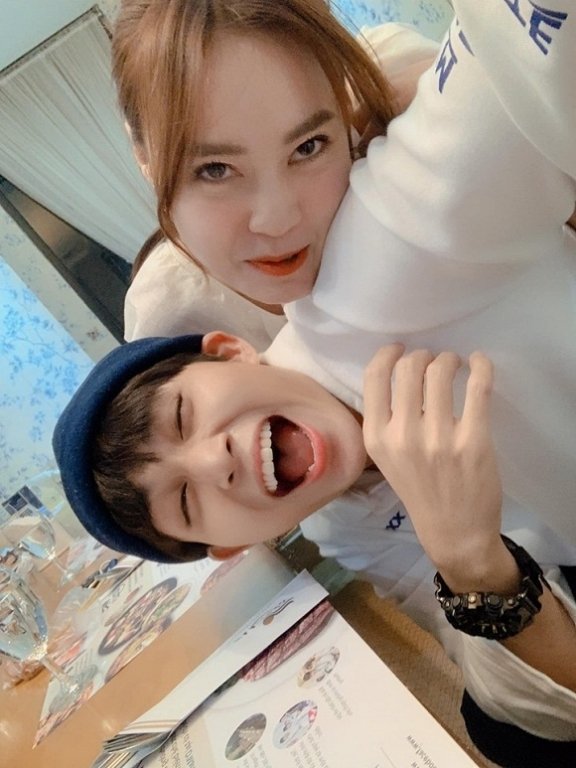 Ninh Dương Lan Ngọc tạo dáng thân thiết gửi lời chúc mừng sinh nhật Jun Phạm.
