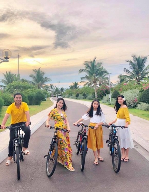 Gia đình Quyền Linh mặc đồ ton sur ton đi du lịch hè ở Quy Nhơn.
