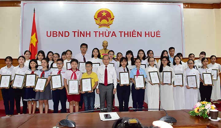 thua-thien-hue-khen-thuong-hoc-sinh-dat-thanh-tich-cao-trong-ky-thi-thpt-quoc-gia-2019