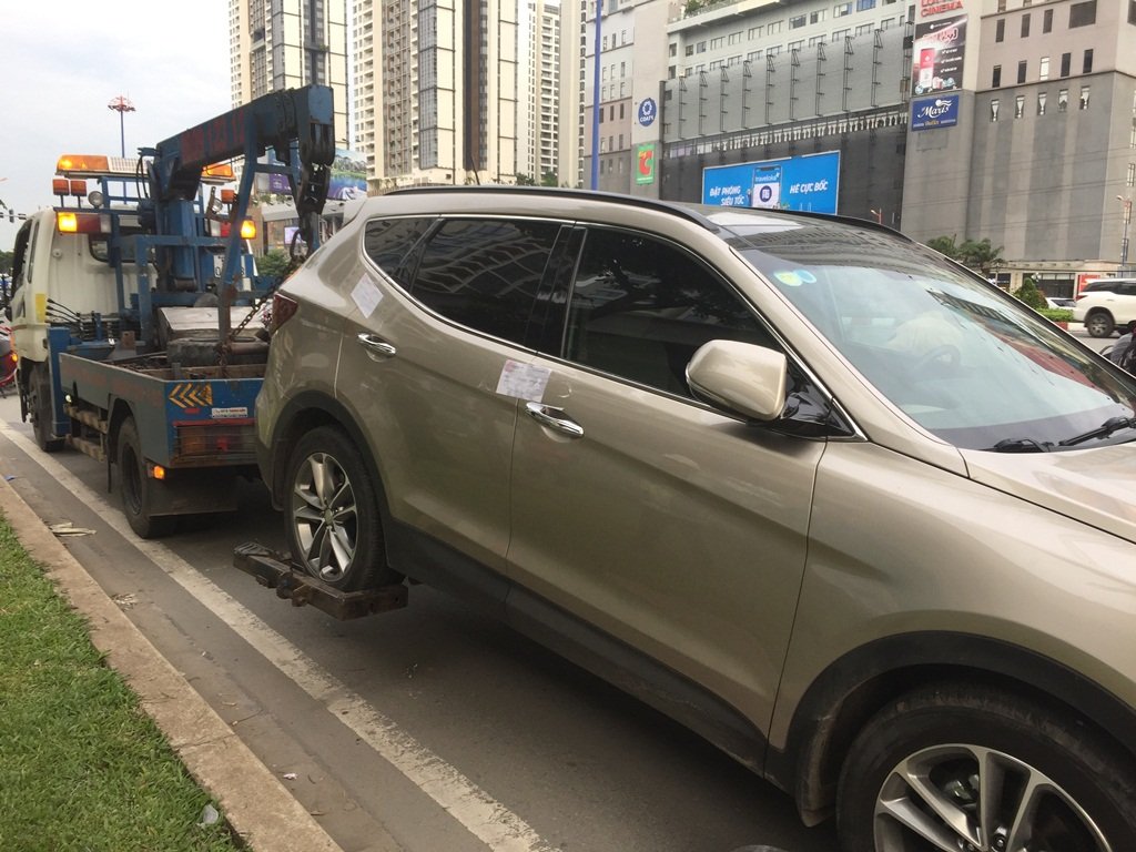 Do tài xế rời hiện trường buộc CSGT phải đưa xe về trụ sở tiếp tục giải quyết.