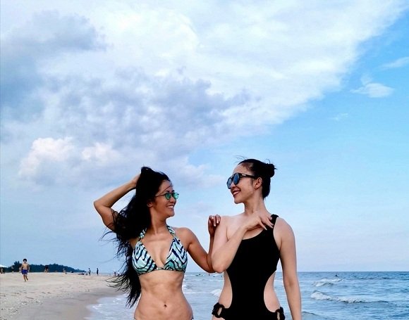 Hồng Nhung và Linh Nga khoe body gợi cảm trên bãi biển.