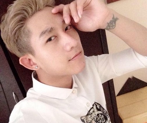 Cuối năm 2016, Hồ Gia Hùng rời nhóm HKT trong yên lặng. Thành viên nhỏ tuổi nhất HKT cho biết lý do là vì chuyện gia đình và công việc. Đến cuối năm 2018, anh trở lại làng nhạc với ca khúc solo đầu tay mang tên 