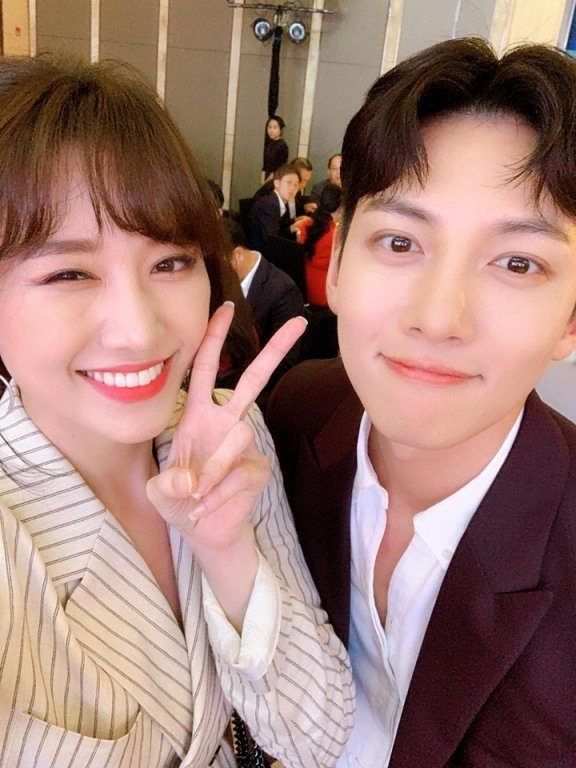 Hari Won khiến fan Việt ghen tỵ khi được chụp ảnh selfie cùng nam diễn viên điển trai Ji Chang Wook.