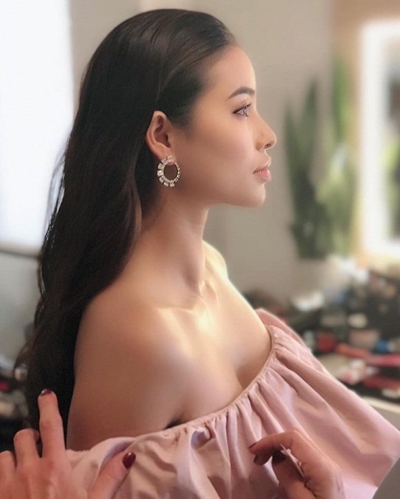 Phạm Hương khoe góc nghiêng thần thánh.