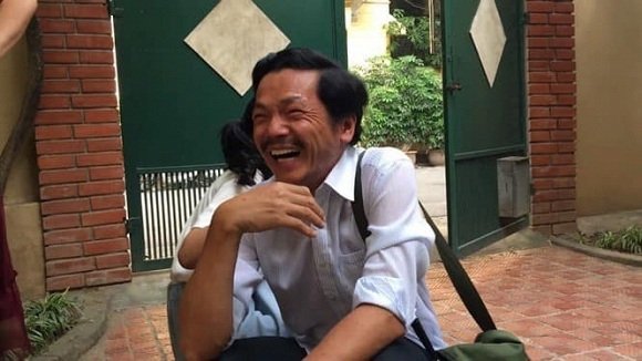 Nghệ sĩ Trung Anh cười lớn trong hậu trường đóng cảnh cô Xuyến