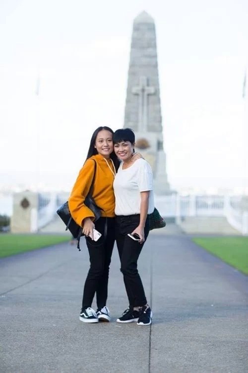 Phương Thanh kể lúc chưa công khai con gái, gặp ai cô cũng giơ điện thoại khoe con. Sau khi chia sẻ ảnh con gái trước công chúng, nữ ca sĩ kể: 