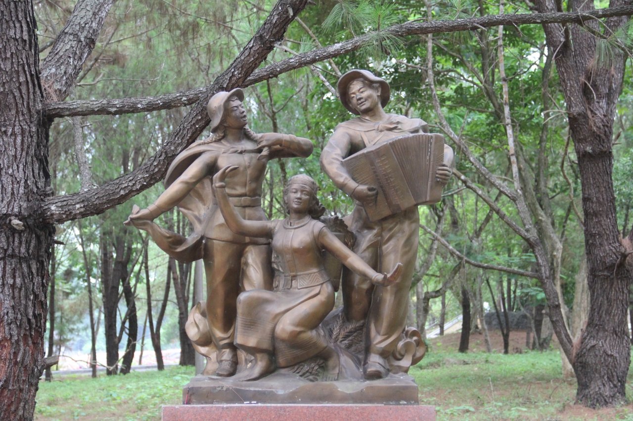 thang-7-ve-nghia-trang-liet-sy-truong-son-thap-nen-nhang-tri-an-anh-hung-liet-sy