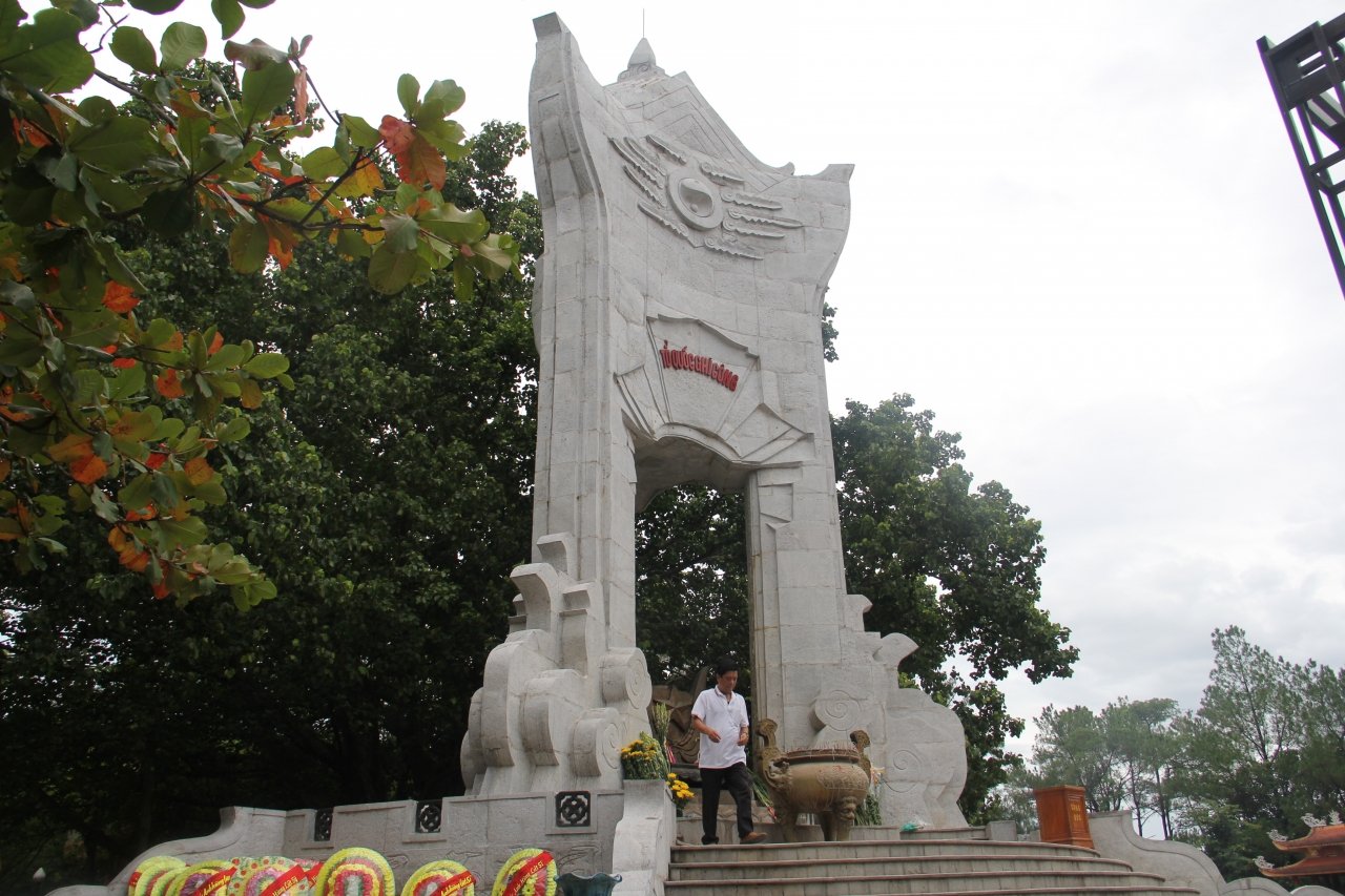 thang-7-ve-nghia-trang-liet-sy-truong-son-thap-nen-nhang-tri-an-anh-hung-liet-sy