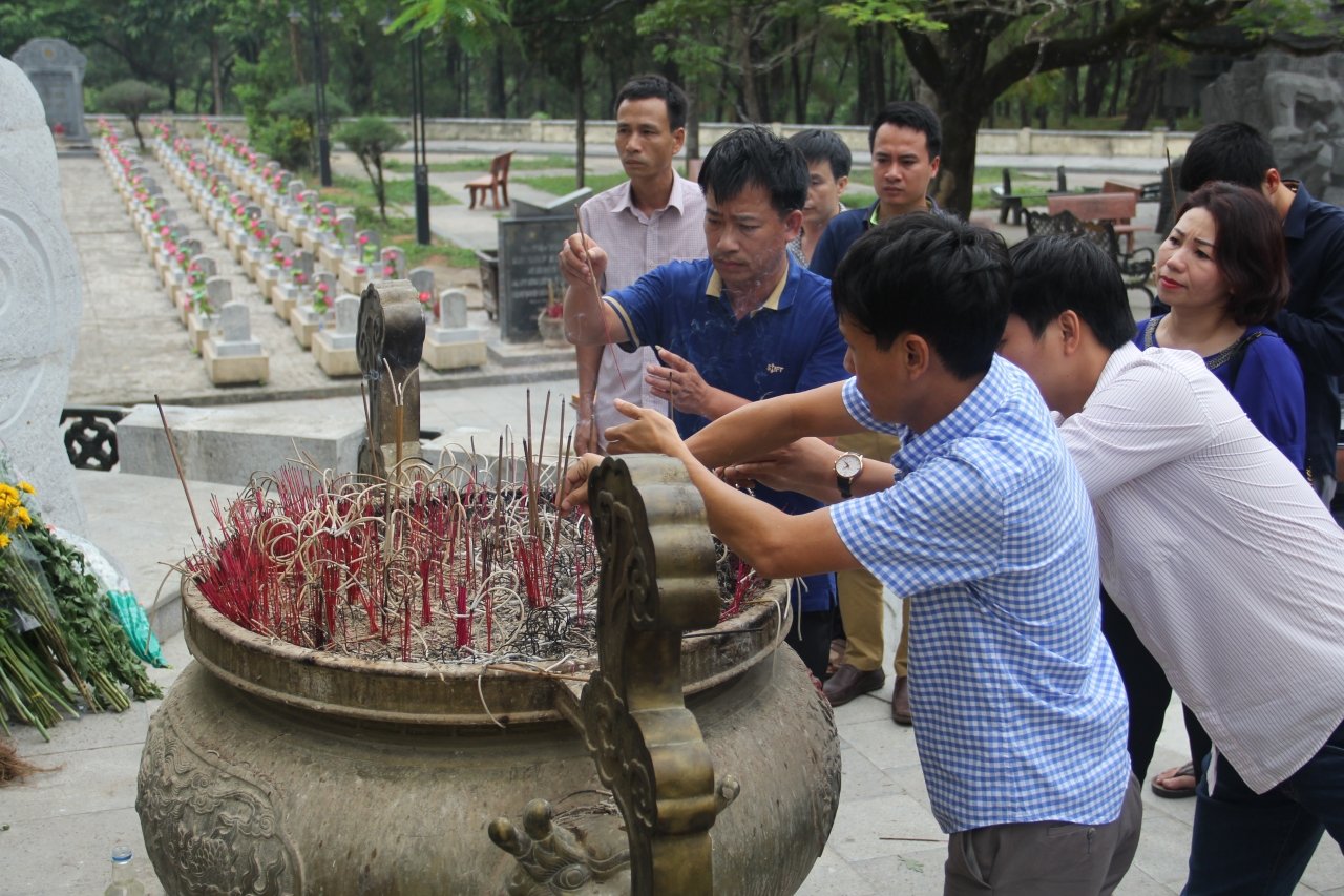 thang-7-ve-nghia-trang-liet-sy-truong-son-thap-nen-nhang-tri-an-anh-hung-liet-sy