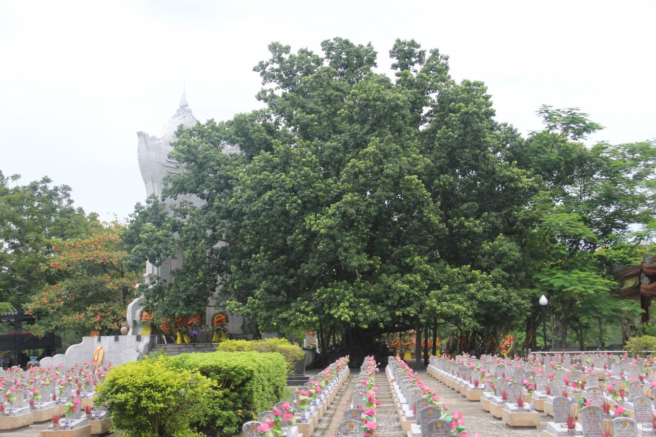 thang-7-ve-nghia-trang-liet-sy-truong-son-thap-nen-nhang-tri-an-anh-hung-liet-sy