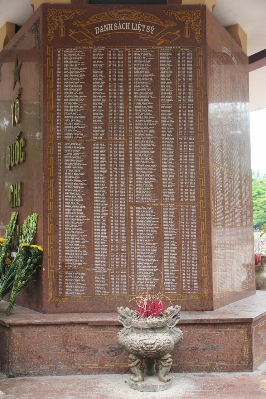 thang-7-ve-nghia-trang-liet-sy-truong-son-thap-nen-nhang-tri-an-anh-hung-liet-sy