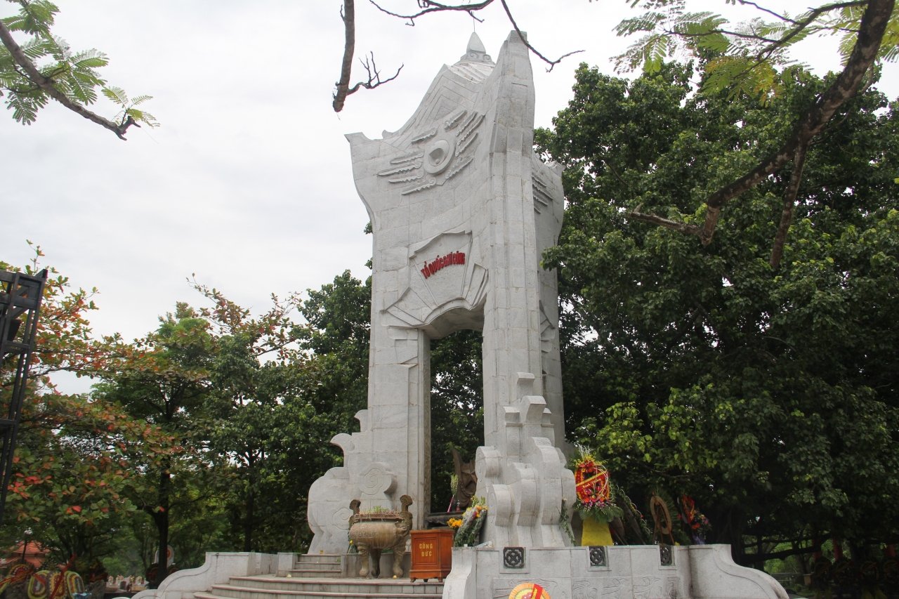 thang-7-ve-nghia-trang-liet-sy-truong-son-thap-nen-nhang-tri-an-anh-hung-liet-sy