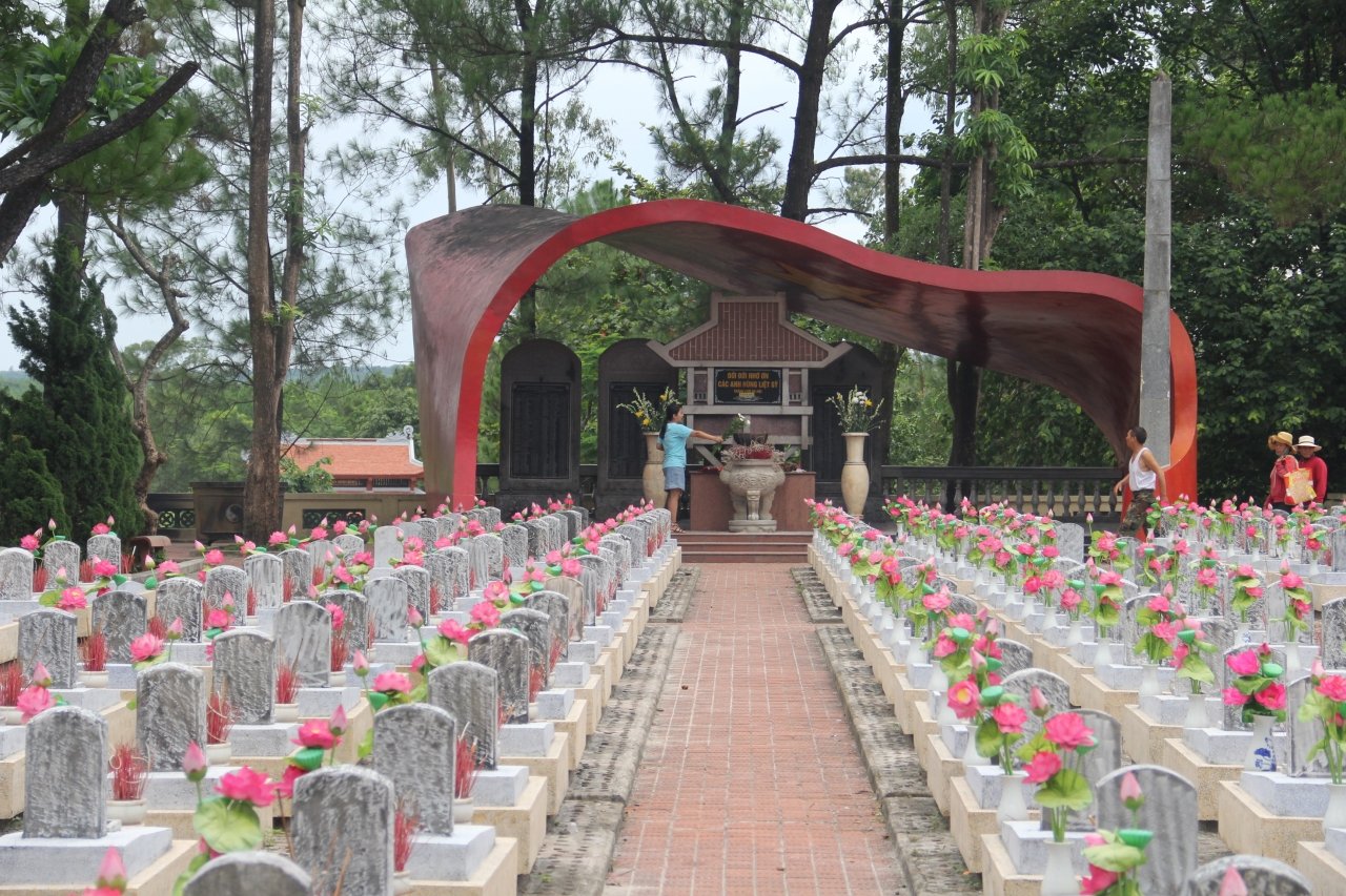 thang-7-ve-nghia-trang-liet-sy-truong-son-thap-nen-nhang-tri-an-anh-hung-liet-sy