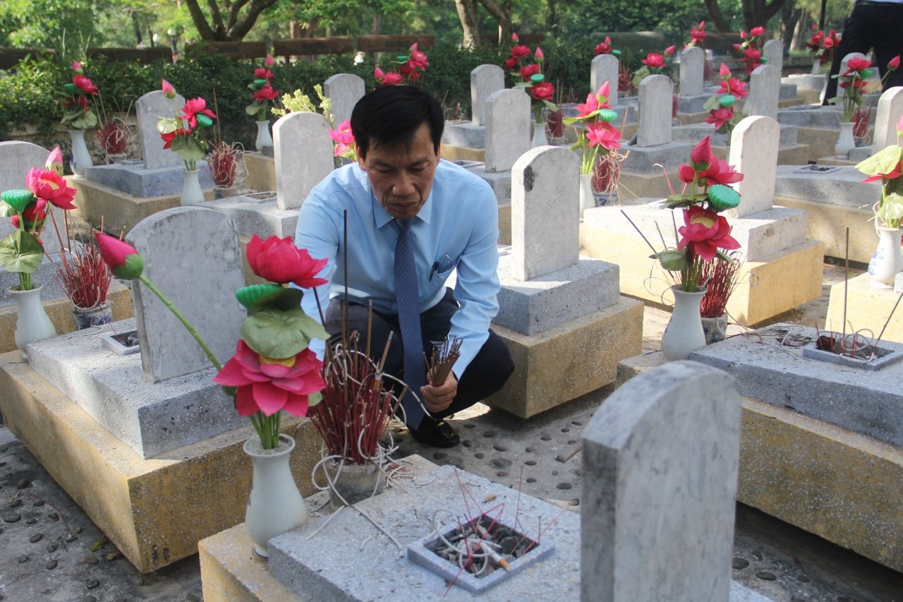 thang-7-ve-nghia-trang-liet-sy-truong-son-thap-nen-nhang-tri-an-anh-hung-liet-sy