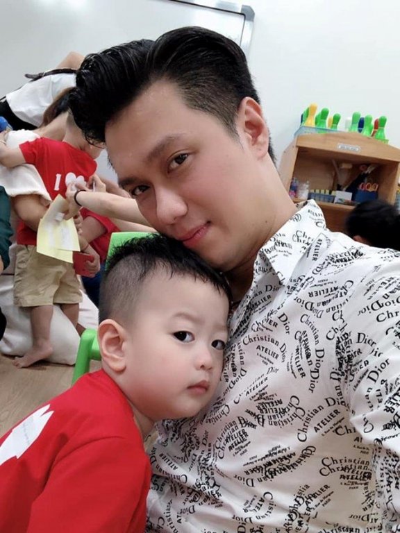viet-anh-than-mat-tat-ca-lam-lai-tu-2-ban-tay-trang-sau-khi-ly-hon