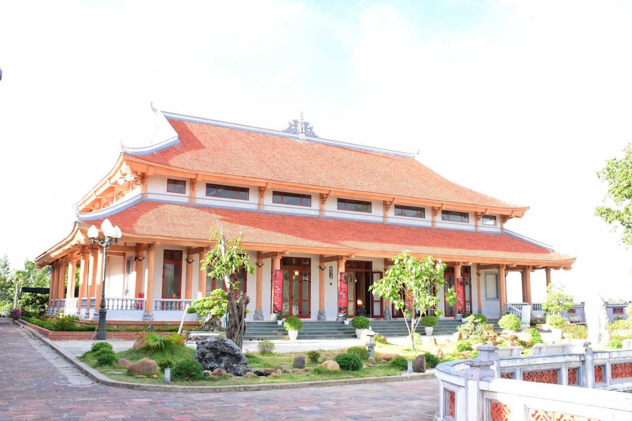 kham-pha-ngoi-chua-co-nhat-mien-trung