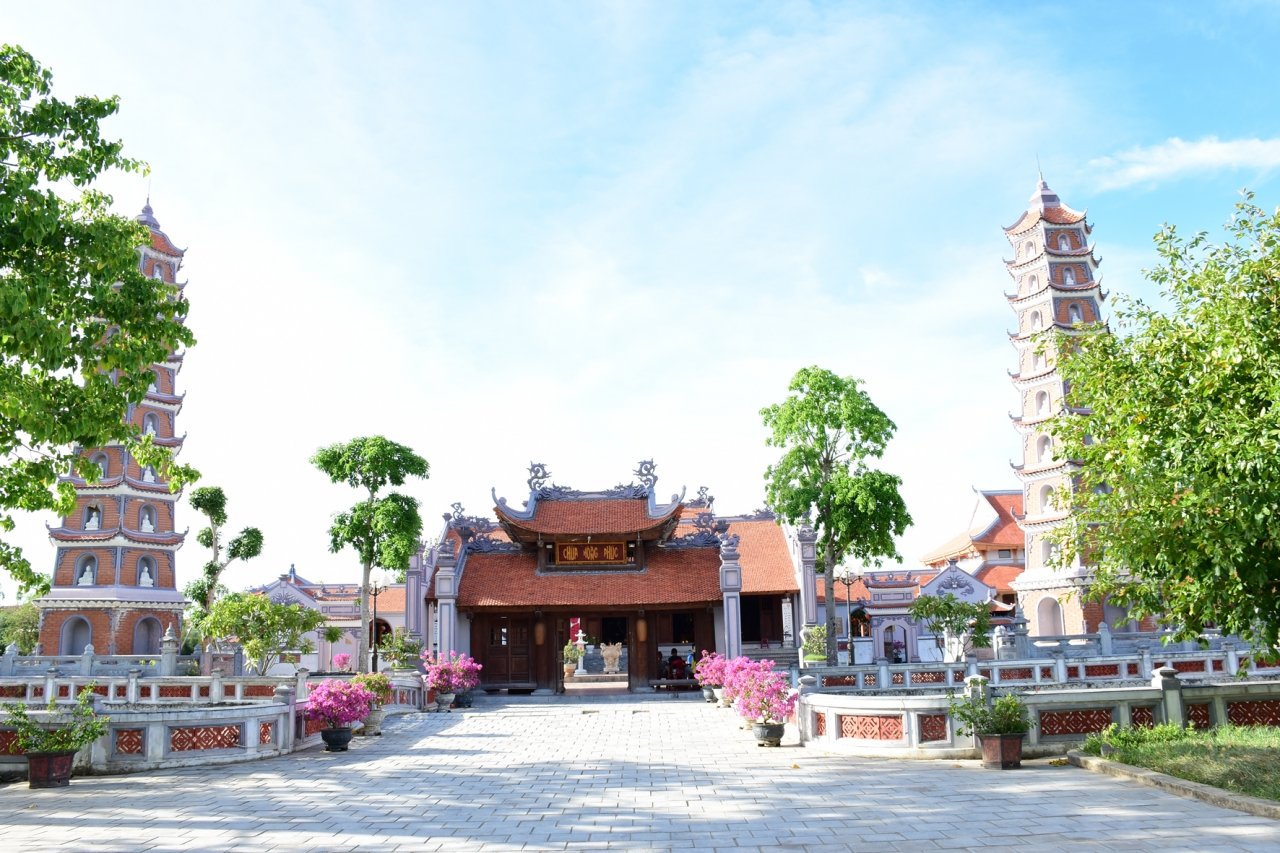 kham-pha-ngoi-chua-co-nhat-mien-trung