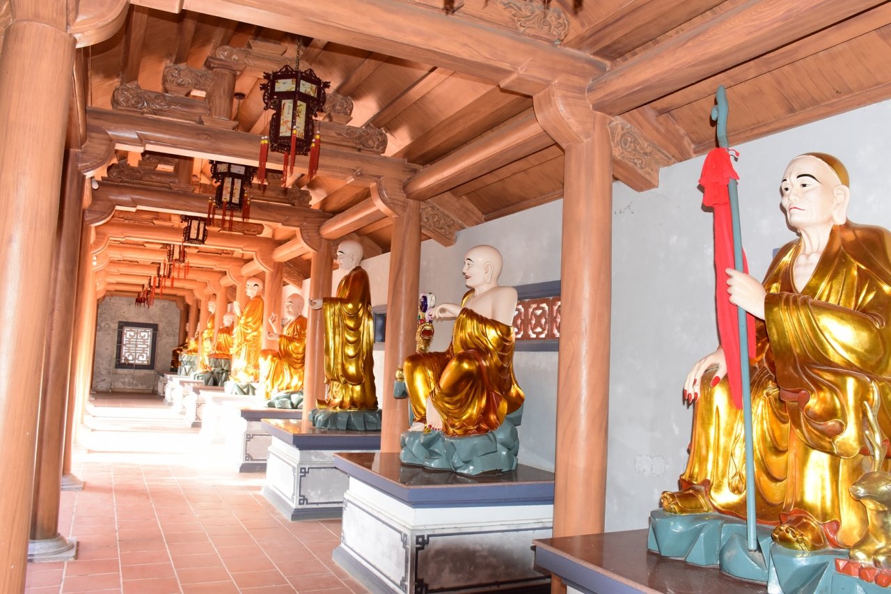 kham-pha-ngoi-chua-co-nhat-mien-trung